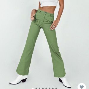 Princess Polly Carson Pants Green size 4. Green pants with small flare at bottom